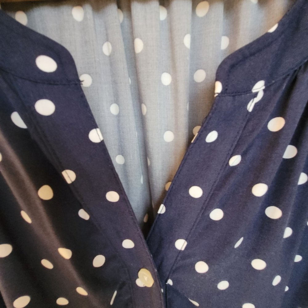 NEW WITHOUT TAGS - RELAXED POPOVER NAVY POLKA DOT BLOUSE - SIZE L - Picture 4 of 10